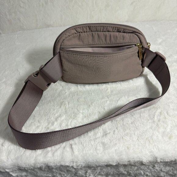 Isaac Mizrahi New York Taupe Purpleish Nylon Belt Bag Fannie Travel pack - Picture 3 of 4